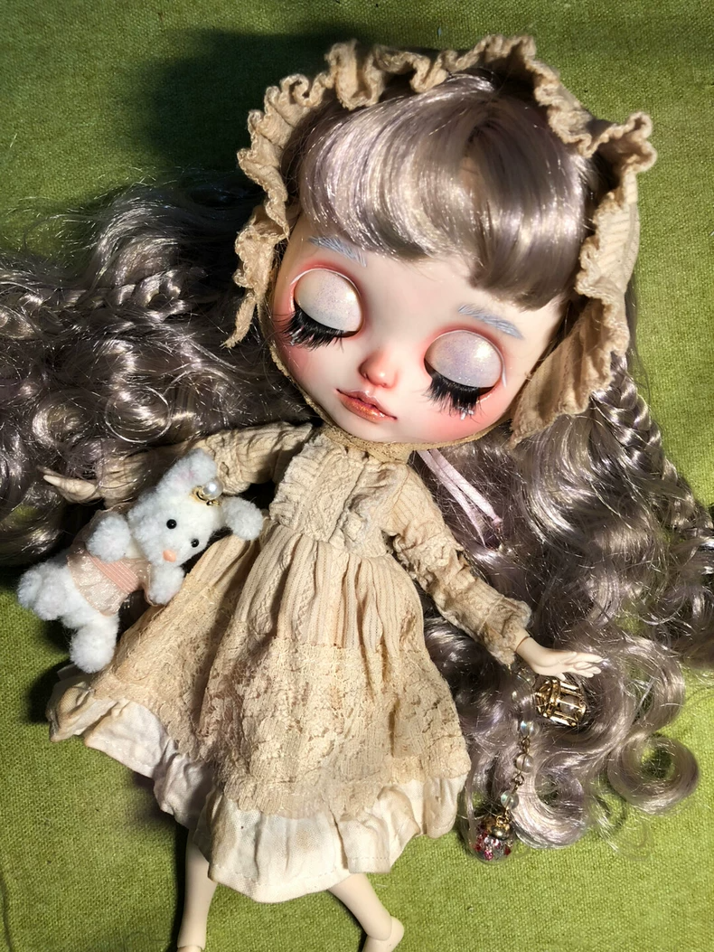 Vintage Charm Blythe Doll Outfit - Elegant Lace & Cotton Dress with Ruffled Sleeves for Collectors & Enthusiasts - Image 1