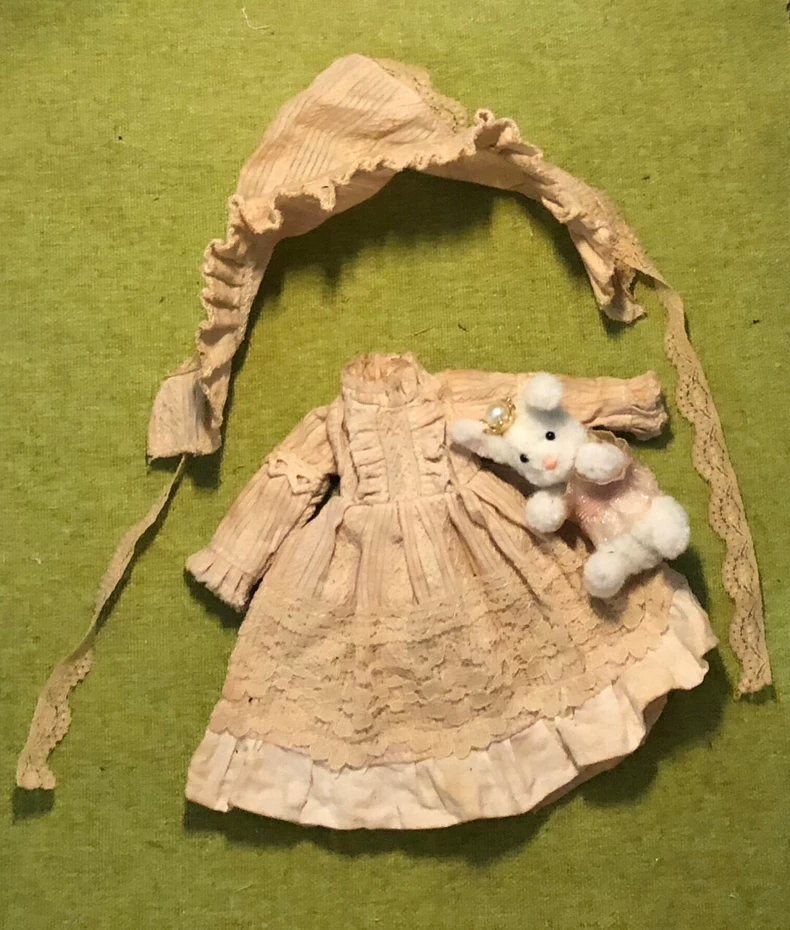 Vintage Charm Blythe Doll Outfit - Elegant Lace & Cotton Dress with Ruffled Sleeves for Collectors & Enthusiasts - Image 3