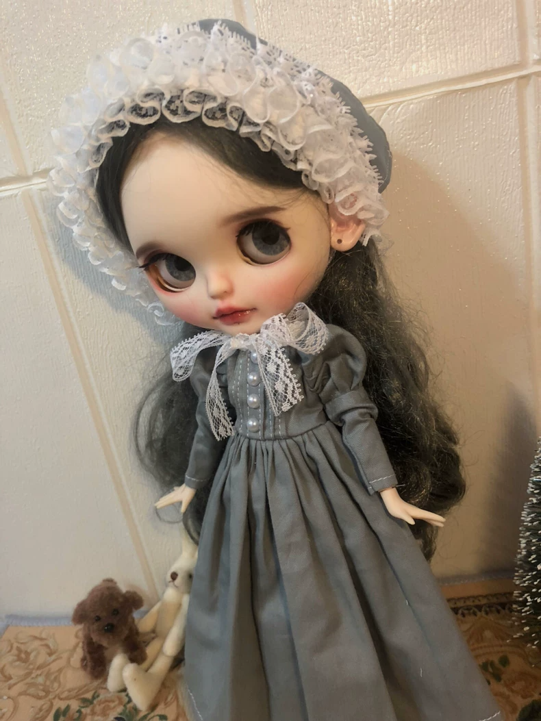 Vintage Gray Lace BLYTHE Doll Dress & Hat Outfit for OB24 – Elegant Collectible Fashion with Pearl Accents - Image 1