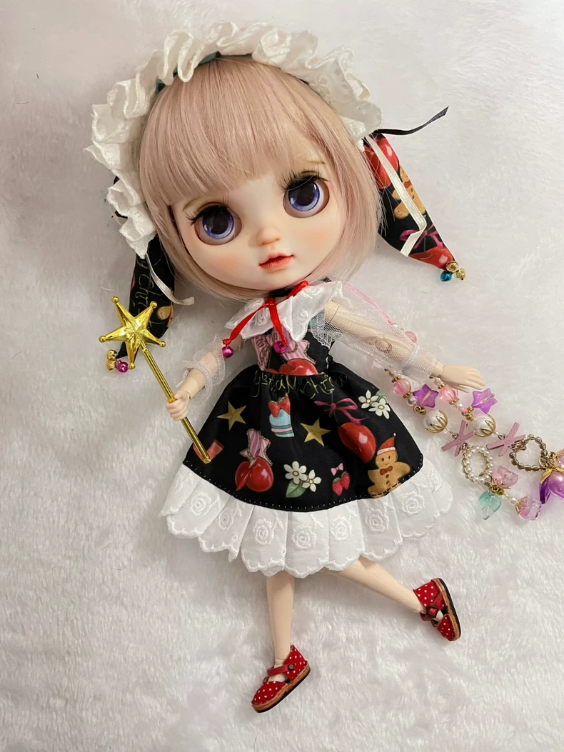 Festive Christmas Blythe Doll Outfit - Elegant Holiday Dress with Headpiece & Accessory for 6-Inch Dolls - Image 1