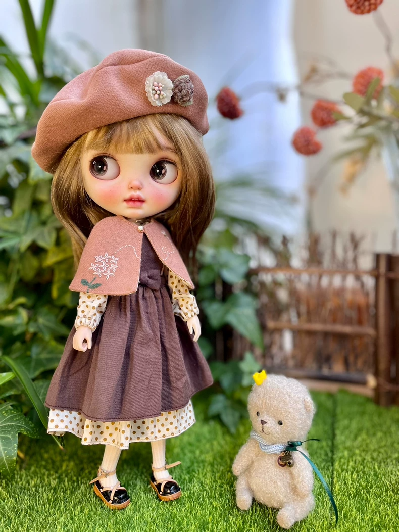 Vintage-Inspired BLYTHE Doll Outfit: Cozy Dress, Apron & Accessories for Collectors - Image 1