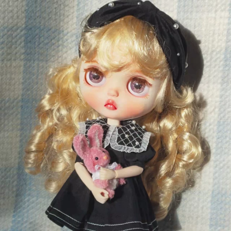 Elegant Blythe Doll Outfit: Pearl-Adorned Dress & Headband for Collectors - Image 1