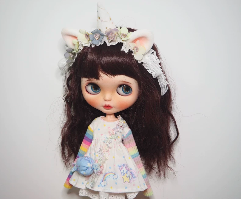 Whimsical Unicorn Blythe Doll Outfit: Rainbow Dress, Lace Headband & Playful Purse - Image 4
