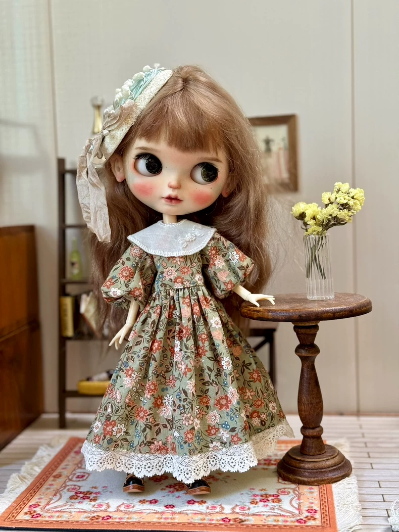Vintage Floral Blythe Doll Dress & Lace Bonnet – Elegant Miniature Fashion for Collectors - Image 1