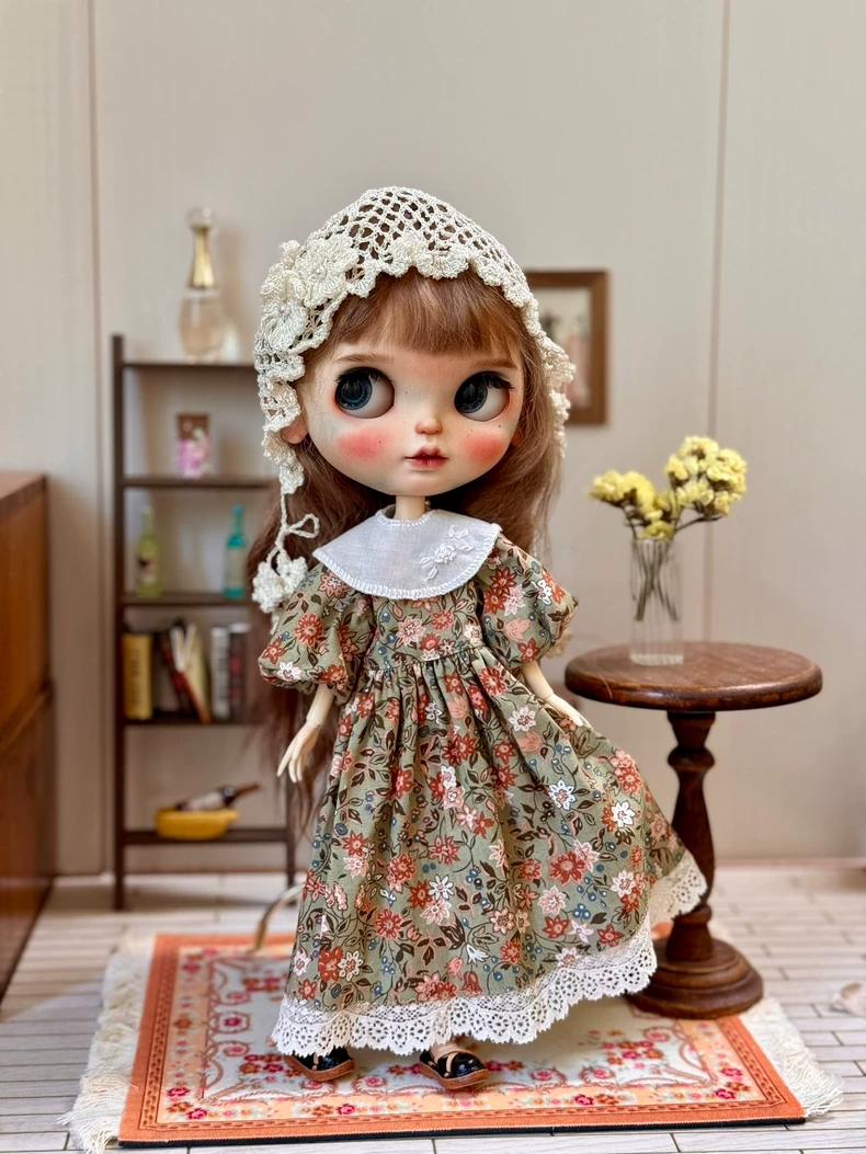 Vintage Floral Blythe Doll Dress & Lace Bonnet – Elegant Miniature Fashion for Collectors - Image 2