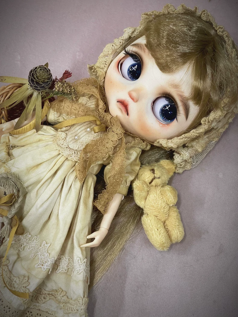 Vintage-Inspired Blythe Doll Outfit - Lace Bonnet, Floral Dress & Matching Accessories for Collectors - Timeless Elegance - Image 1