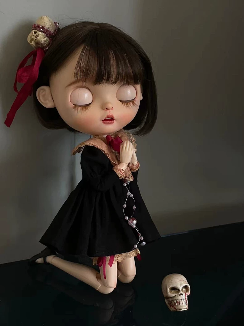 Dark Fantasy BLYTHE Outfit: Blood-Stained Dress, Skull Hair Clip & Gothic Accessories for OB24 Dolls - Image 1