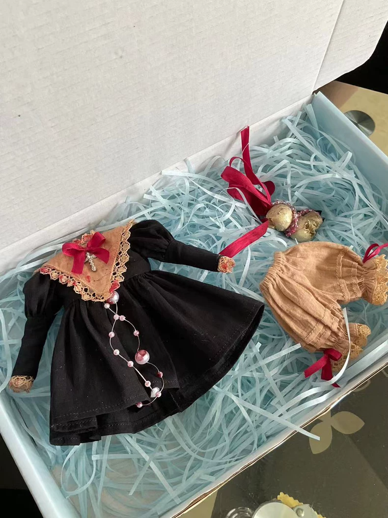 Dark Fantasy BLYTHE Outfit: Blood-Stained Dress, Skull Hair Clip & Gothic Accessories for OB24 Dolls - Image 3