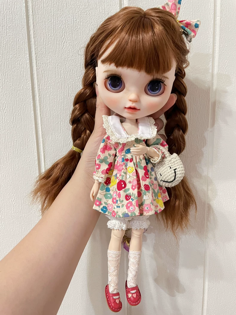 Charming Blythe Doll Floral Dress Set with Lace Collar, Crochet Bag & Heart Shoes – 10-Piece Outfit for Petite Fashion Dolls - Image 1