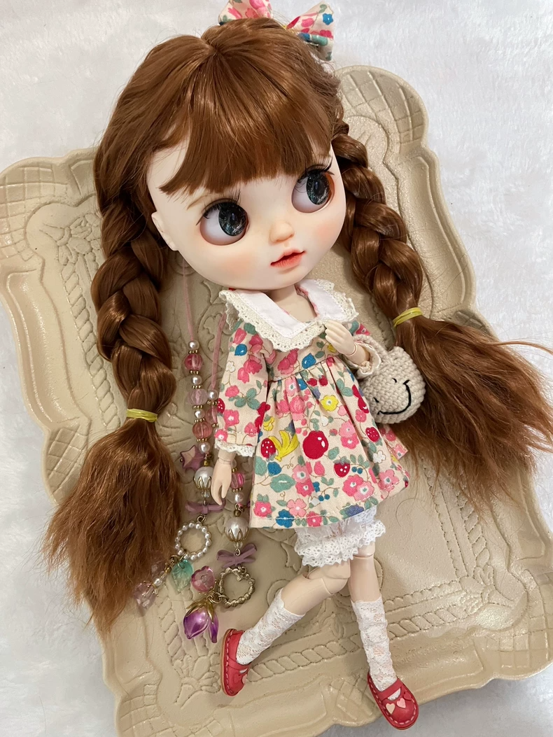 Charming Blythe Doll Floral Dress Set with Lace Collar, Crochet Bag & Heart Shoes – 10-Piece Outfit for Petite Fashion Dolls - Image 2