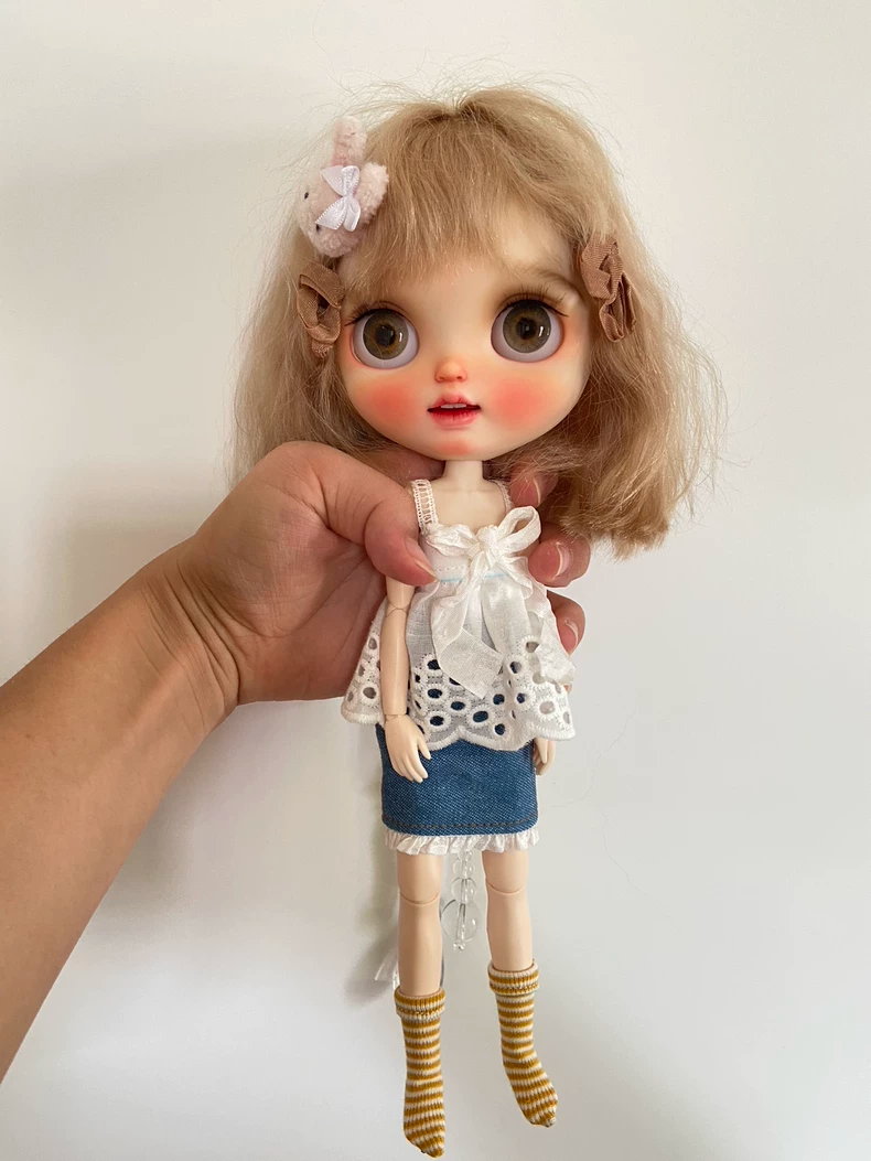 Charming Blythe Doll Outfit: White Lace Top, Denim Skirt & Striped Socks - Premium Quality Collector's Set - Image 2