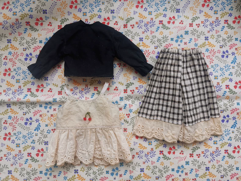 Vintage Charm BLYTHE Doll Outfit – Elegant Cotton & Lace Ensemble with Adjustable Straps & Hidden Pockets - Image 4