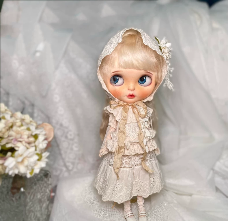 Elegant Blythe Doll Outfit: Vintage Lace Ensemble with Deluxe Accessories - Image 1