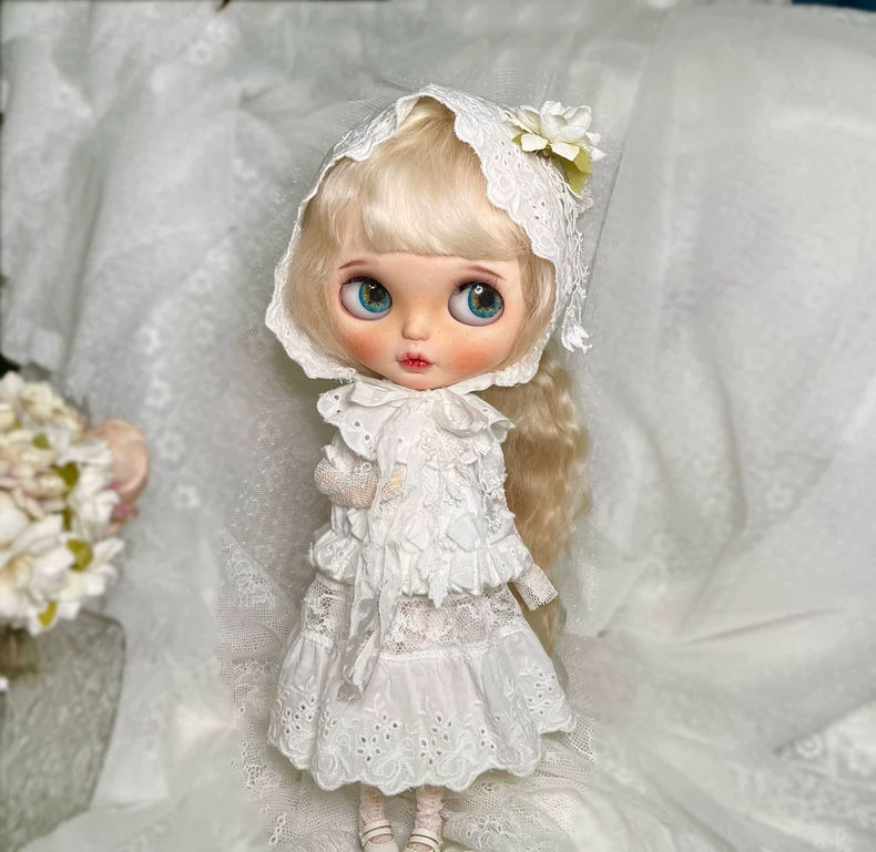 Elegant Blythe Doll Outfit: Vintage Lace Ensemble with Deluxe Accessories - Image 2