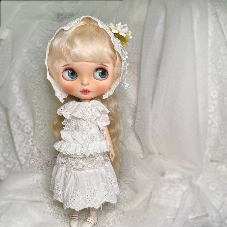 Elegant Blythe Doll Outfit: Vintage Lace Ensemble with Deluxe Accessories - Image 7