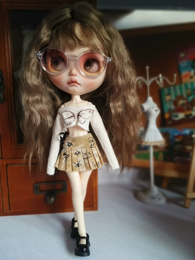 Hand-Painted BLYTHE Doll Outfit: Vintage Butterfly Top & Graffiti Skirt – Unique Collector’s Artistry - Image 1