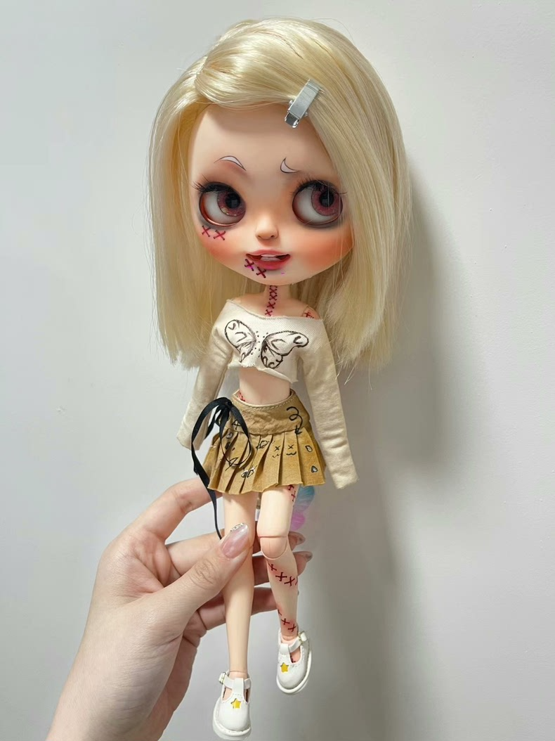 Hand-Painted BLYTHE Doll Outfit: Vintage Butterfly Top & Graffiti Skirt – Unique Collector’s Artistry - Image 2