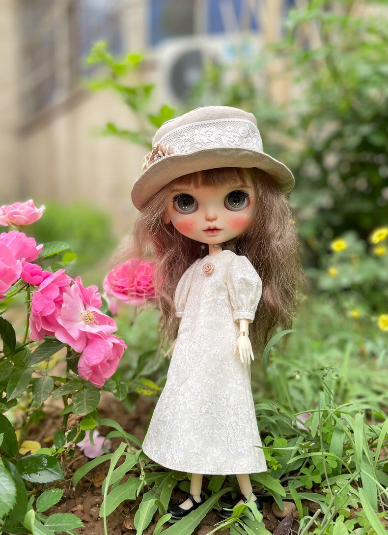 Vintage Blythe Doll Outfit - Elegant Floral Dress & Lace Hat for Collectors, Photo Shoots & Displays - Image 1