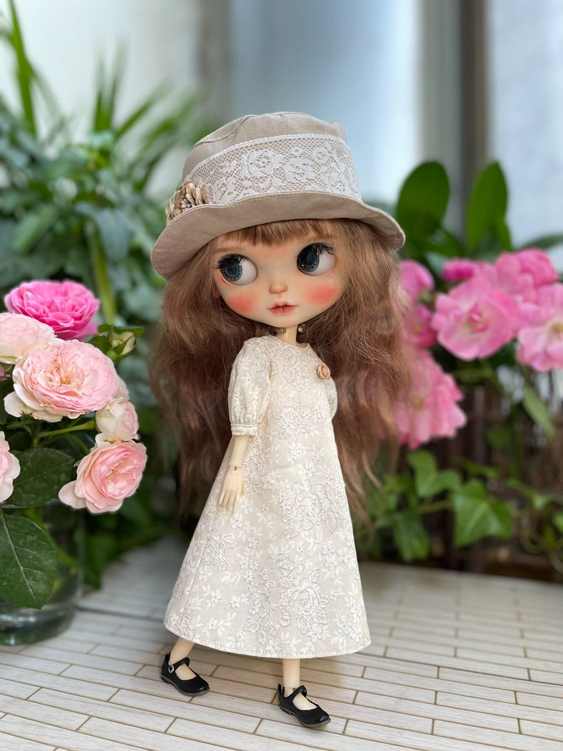 Vintage Blythe Doll Outfit - Elegant Floral Dress & Lace Hat for Collectors, Photo Shoots & Displays - Image 2