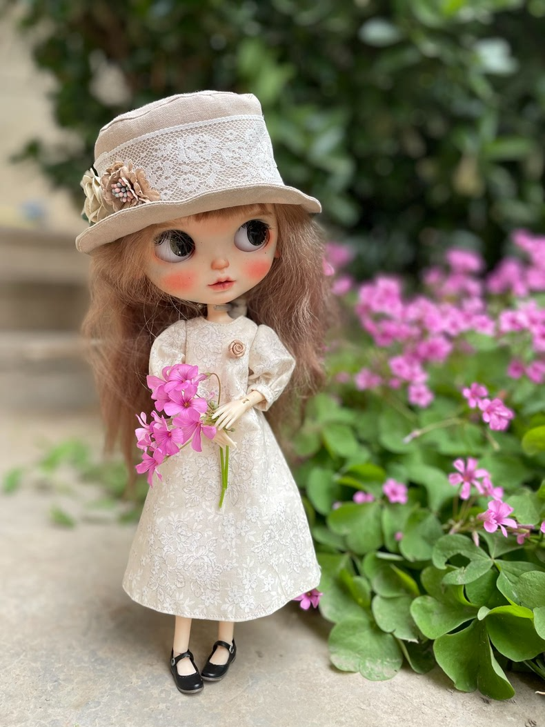 Vintage Blythe Doll Outfit - Elegant Floral Dress & Lace Hat for Collectors, Photo Shoots & Displays - Image 3
