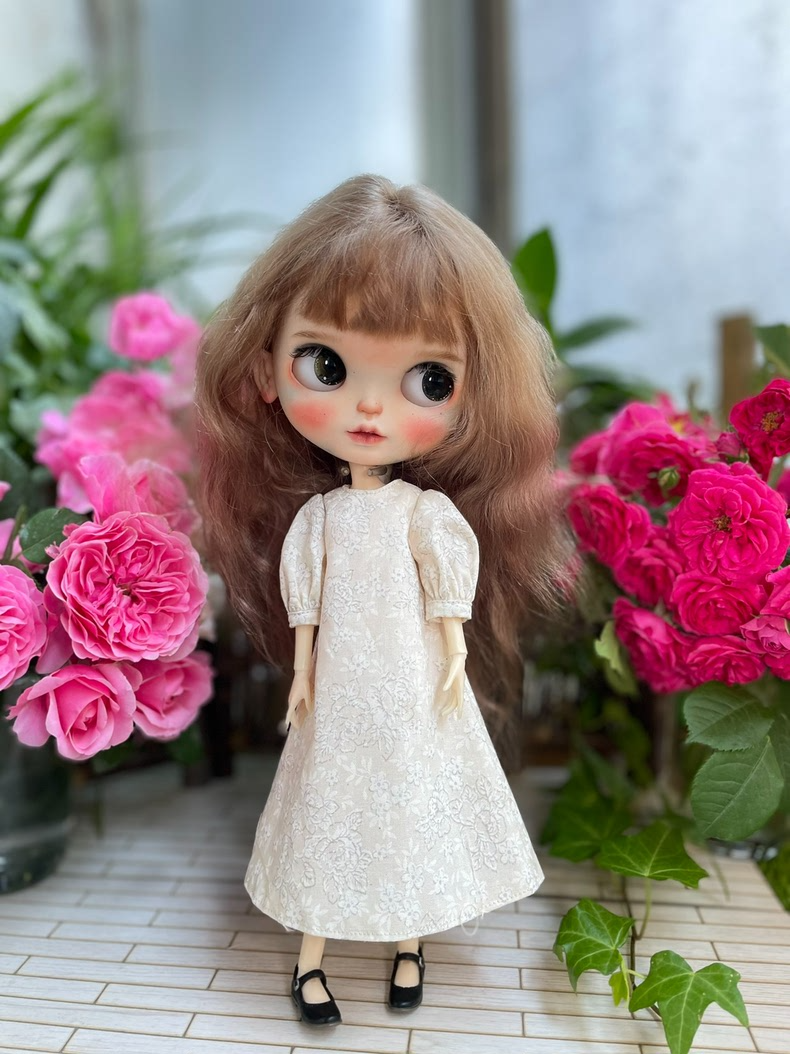 Vintage Blythe Doll Outfit - Elegant Floral Dress & Lace Hat for Collectors, Photo Shoots & Displays - Image 4