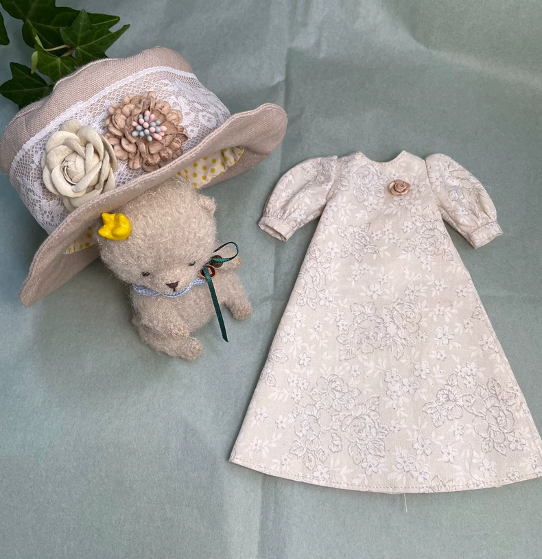 Vintage Blythe Doll Outfit - Elegant Floral Dress & Lace Hat for Collectors, Photo Shoots & Displays - Image 6