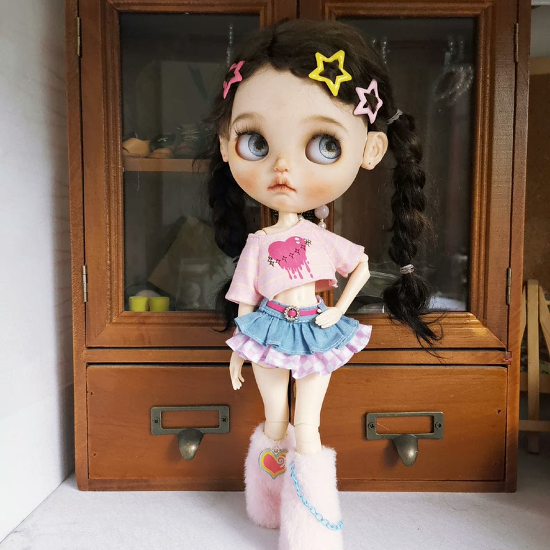 Whimsical BLYTHE Doll Outfit: Pink Top, Denim Skirt & Fluffy Leg Warmers – Stylish & Durable Collectible - Image 1