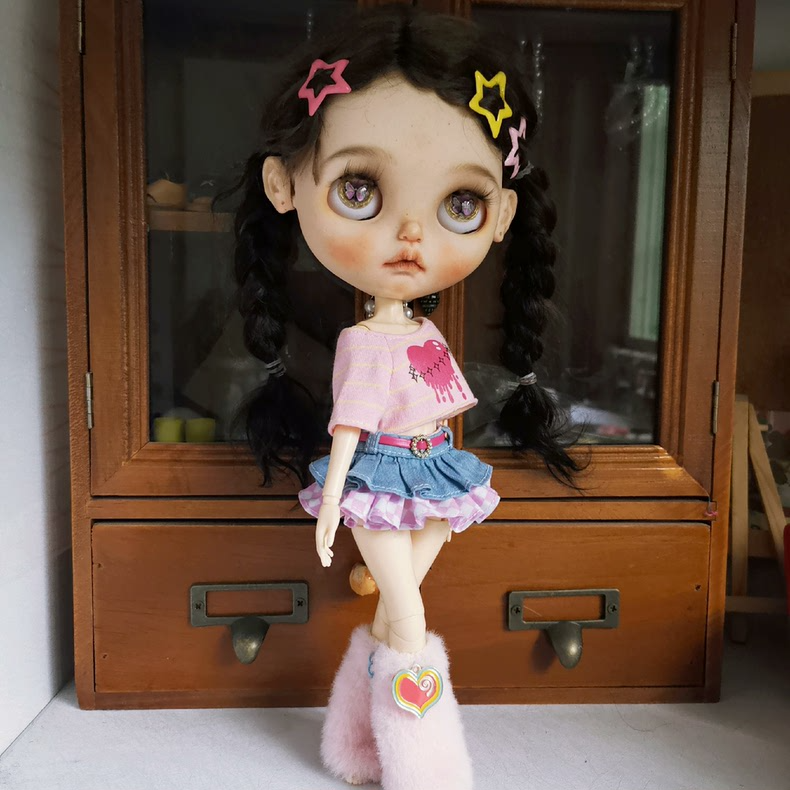 Whimsical BLYTHE Doll Outfit: Pink Top, Denim Skirt & Fluffy Leg Warmers – Stylish & Durable Collectible - Image 2