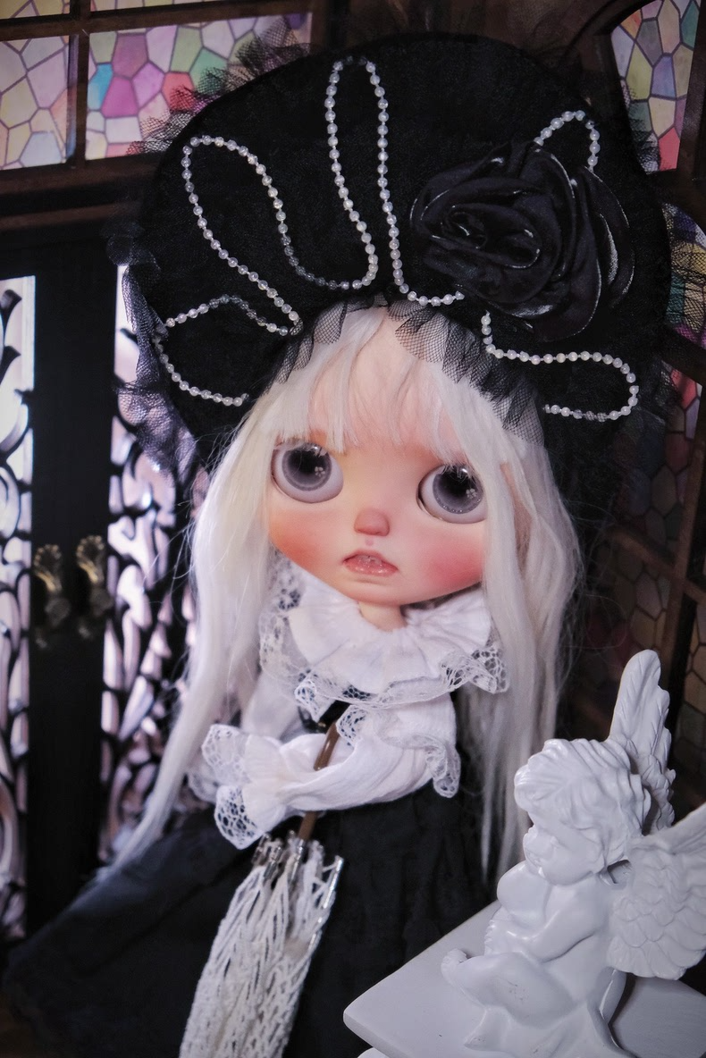 Elegant Blythe Doll Lolita Outfit - Black Lace Dress with Pearl Accents & Detachable Collar for Collectors - Image 1