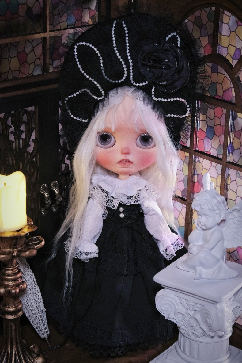 Elegant Blythe Doll Lolita Outfit - Black Lace Dress with Pearl Accents & Detachable Collar for Collectors - Image 2