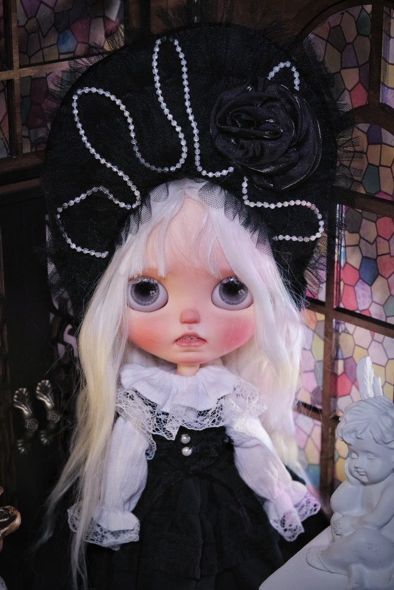Elegant Blythe Doll Lolita Outfit - Black Lace Dress with Pearl Accents & Detachable Collar for Collectors - Image 3