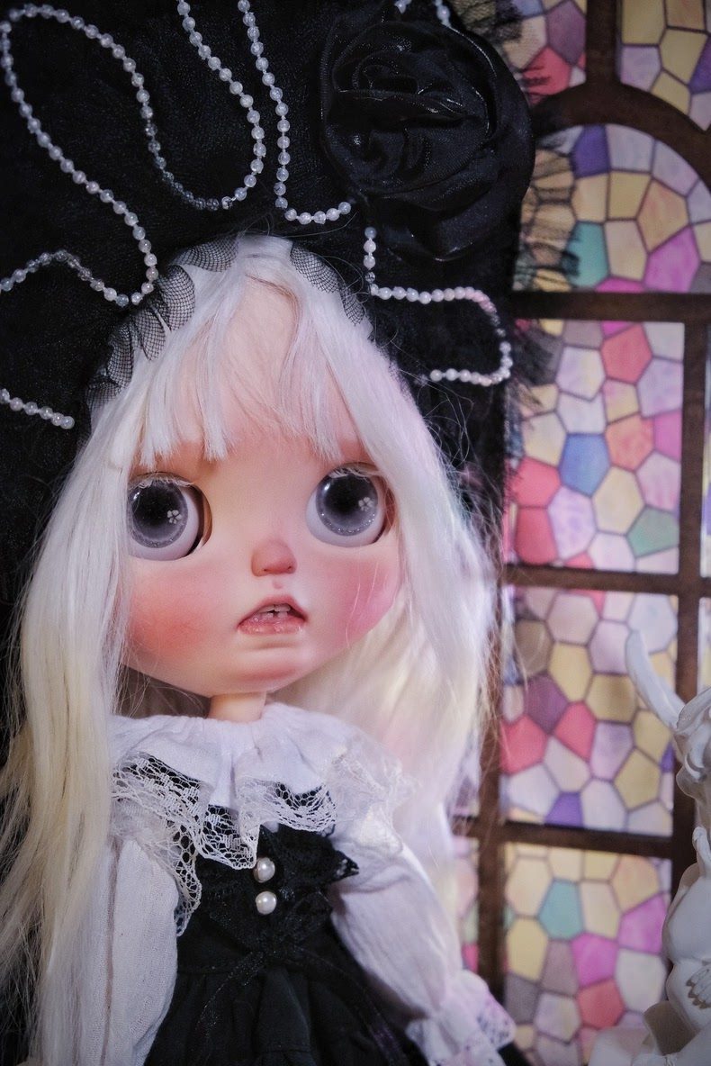 Elegant Blythe Doll Lolita Outfit - Black Lace Dress with Pearl Accents & Detachable Collar for Collectors - Image 4
