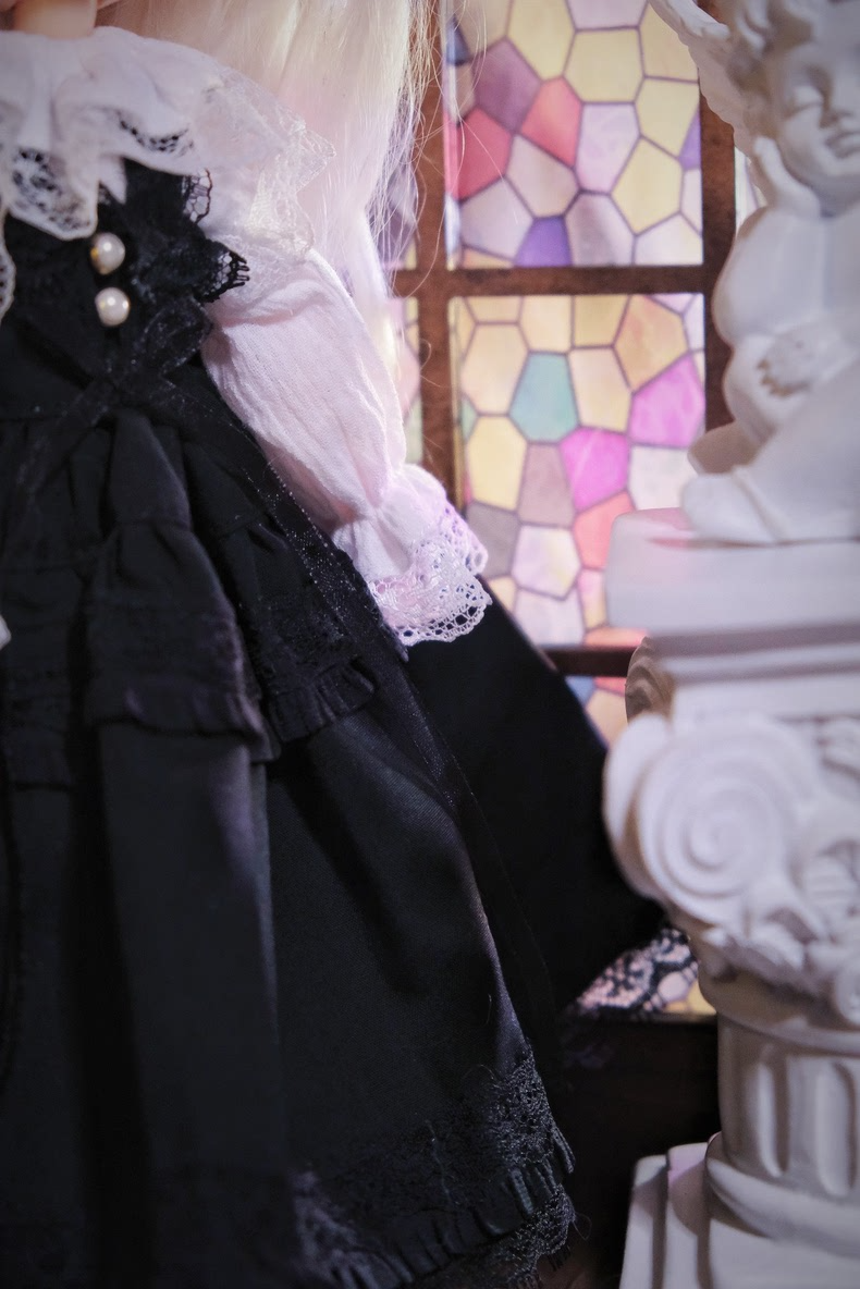 Elegant Blythe Doll Lolita Outfit - Black Lace Dress with Pearl Accents & Detachable Collar for Collectors - Image 5