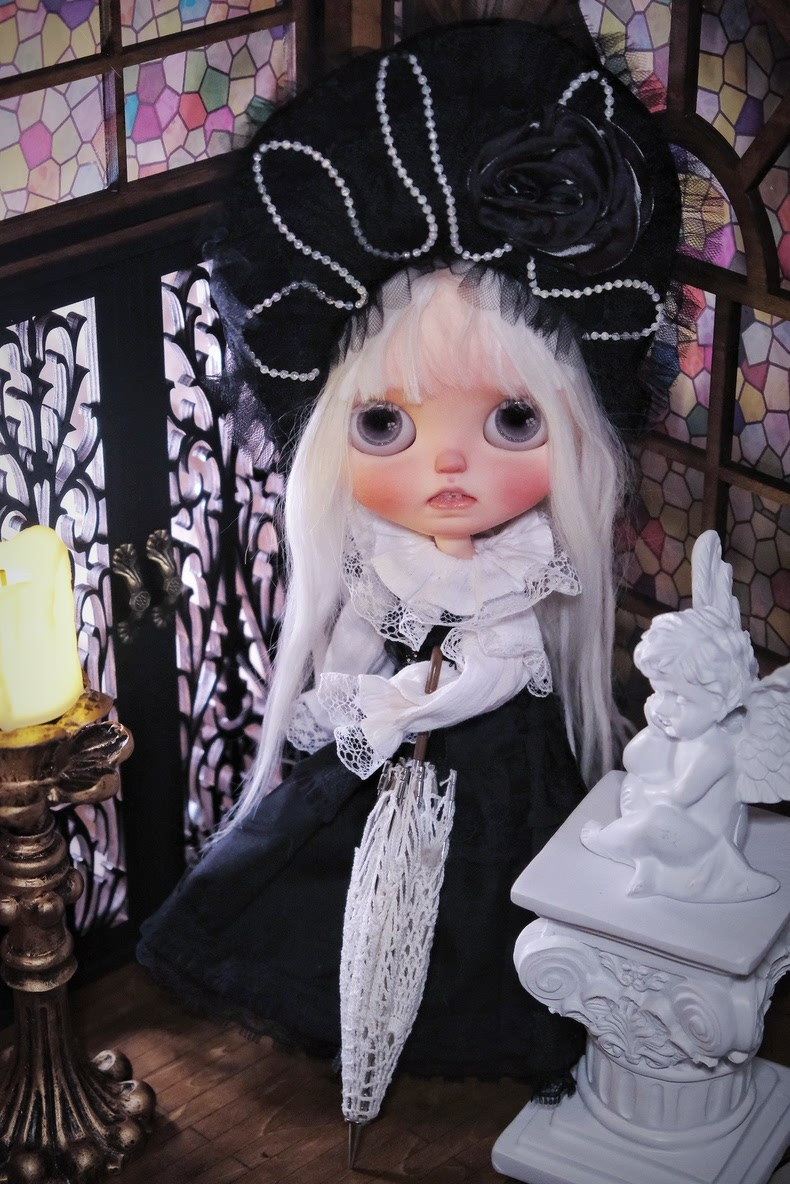 Elegant Blythe Doll Lolita Outfit - Black Lace Dress with Pearl Accents & Detachable Collar for Collectors - Image 6