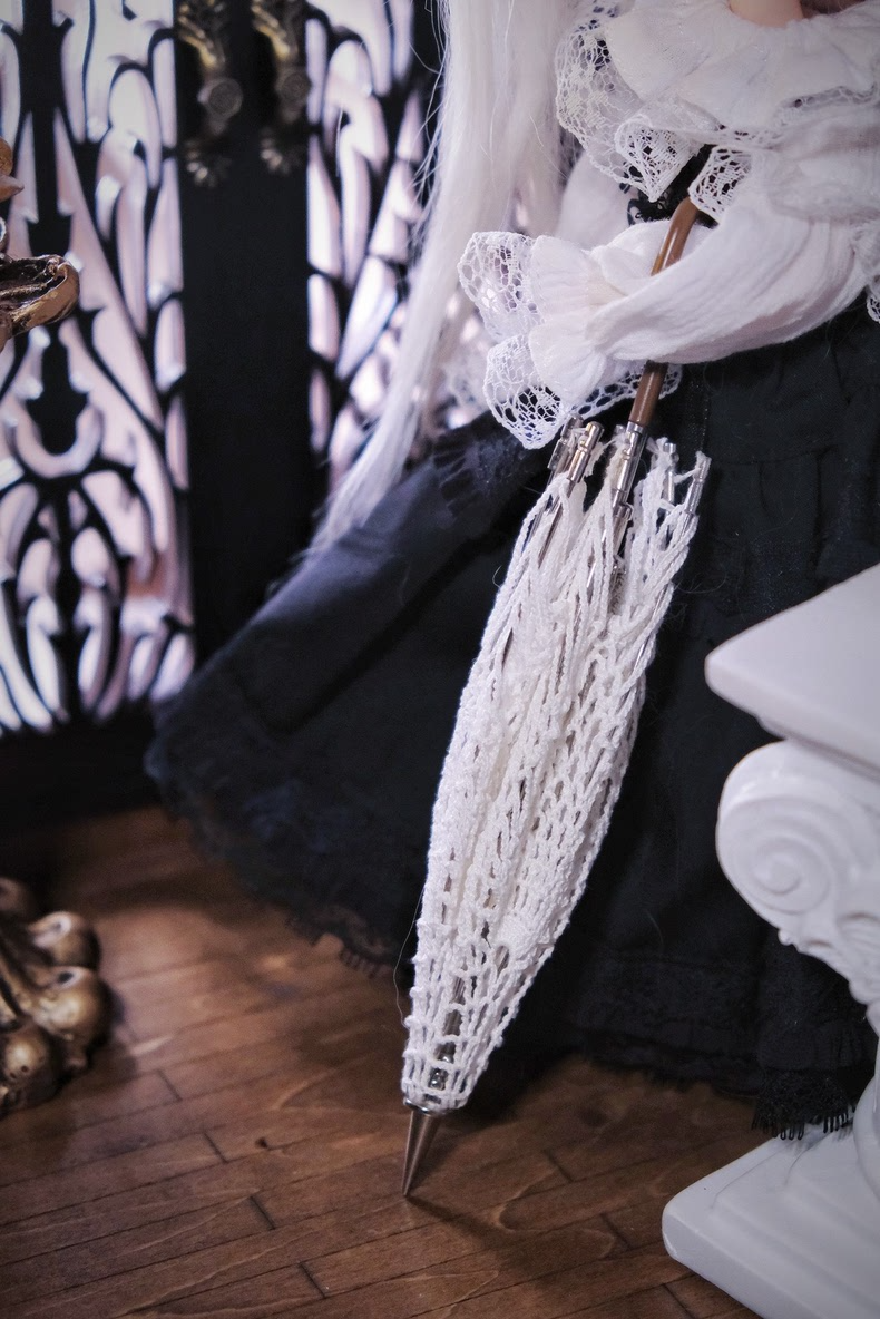 Elegant Blythe Doll Lolita Outfit - Black Lace Dress with Pearl Accents & Detachable Collar for Collectors - Image 7