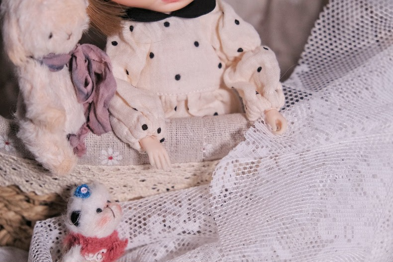 Timeless Cream & Black Polka Dot Blythe Doll Outfit – Elegant Lace Bonnet & High-Quality Cotton Dress for Collectors - Image 5