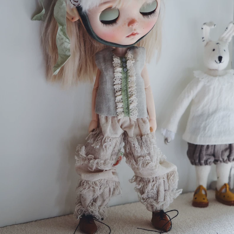 Handmade Blythe Doll Outfit: Lace Sleeveless Top & Fringed Ruffled Pants, Adjustable Fit - Image 1