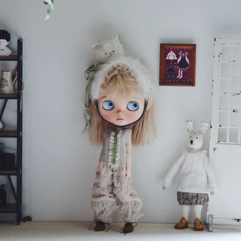 Handmade Blythe Doll Outfit: Lace Sleeveless Top & Fringed Ruffled Pants, Adjustable Fit - Image 2