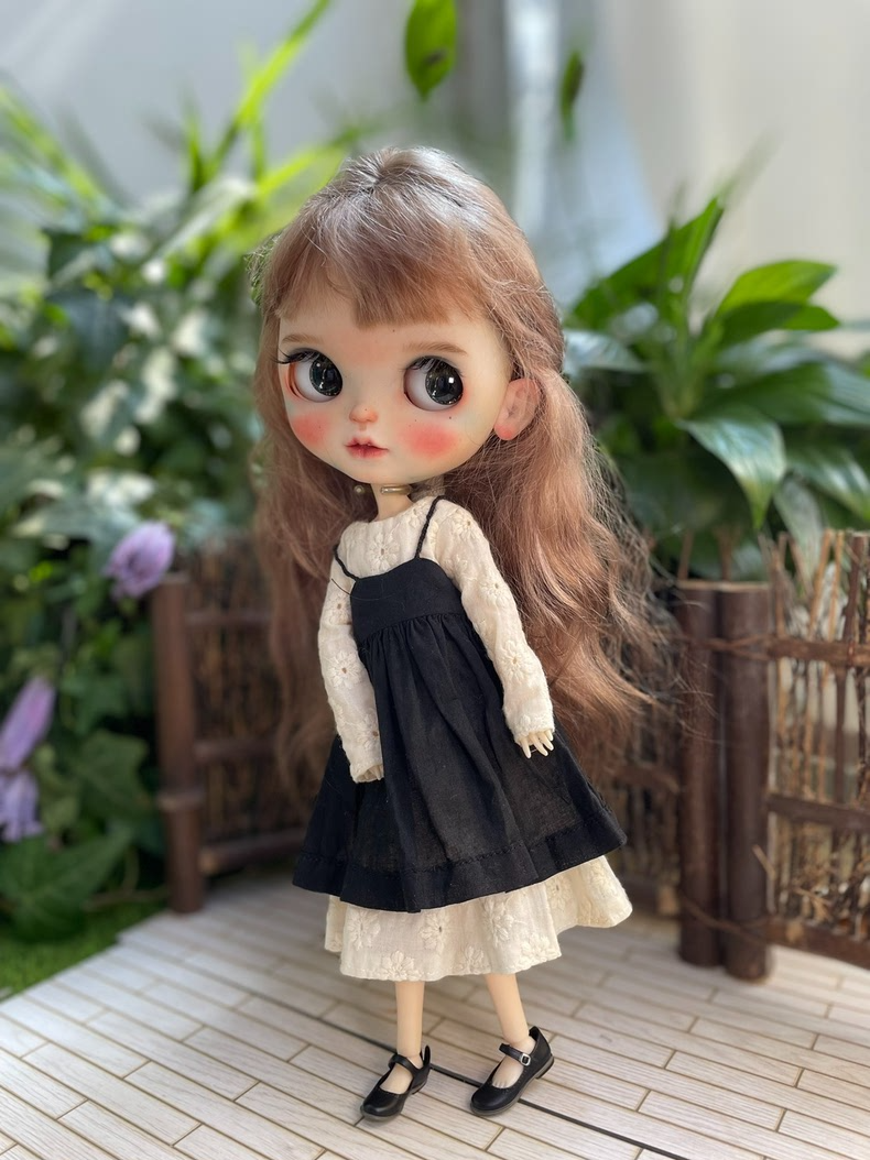 Vintage Elegance Blythe Doll Outfit – Tea-Dyed Dress & Black Skirt Set - Image 4