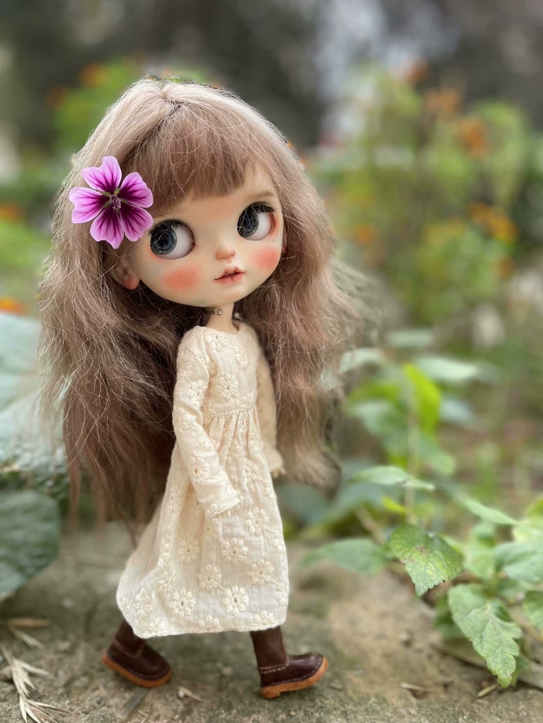 Vintage Elegance Blythe Doll Outfit – Tea-Dyed Dress & Black Skirt Set - Image 7