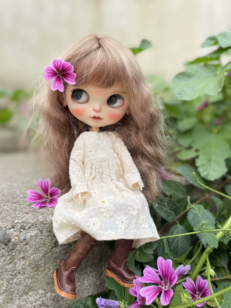Vintage Elegance Blythe Doll Outfit – Tea-Dyed Dress & Black Skirt Set - Image 8