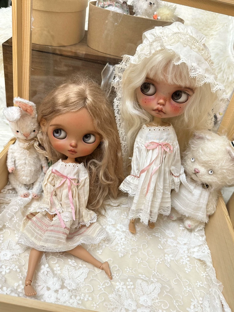 Vintage-Inspired Blythe Doll Outfit – Lace Dress & Hat Set in Cream & Pink - Image 1
