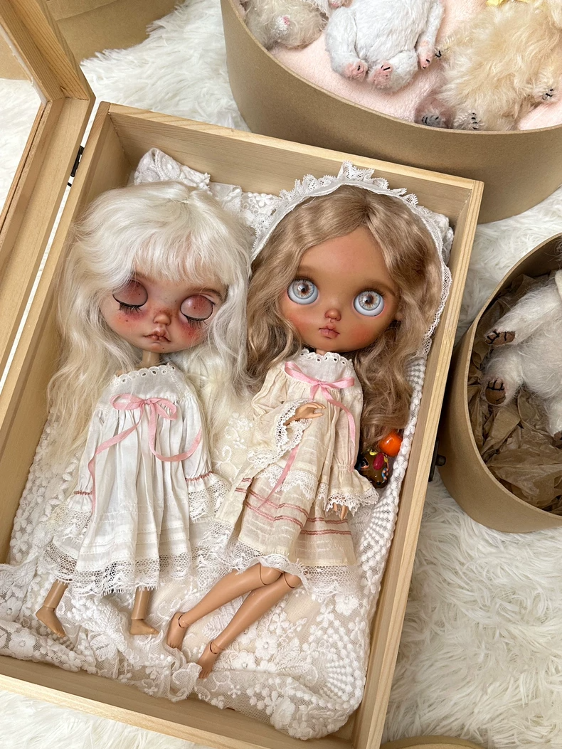 Vintage-Inspired Blythe Doll Outfit – Lace Dress & Hat Set in Cream & Pink - Image 2