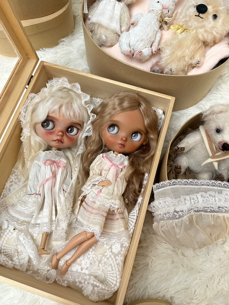 Vintage-Inspired Blythe Doll Outfit – Lace Dress & Hat Set in Cream & Pink - Image 3