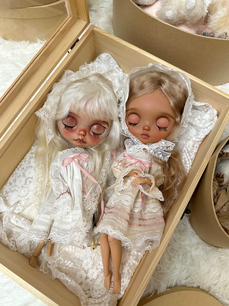 Vintage-Inspired Blythe Doll Outfit – Lace Dress & Hat Set in Cream & Pink - Image 4