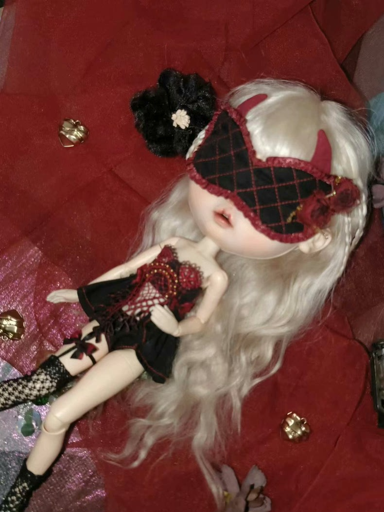 Gothic Blythe Doll Outfit: Dark Elegance with Lace & Velvet Ensemble - Image 3
