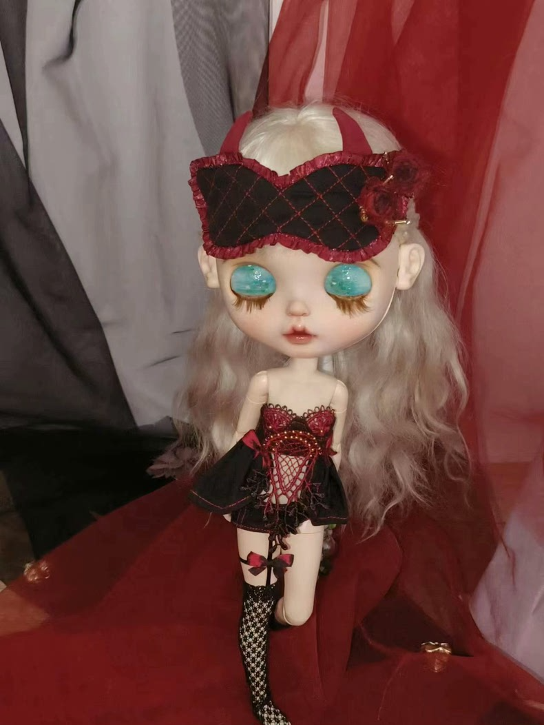 Gothic Blythe Doll Outfit: Dark Elegance with Lace & Velvet Ensemble - Image 4