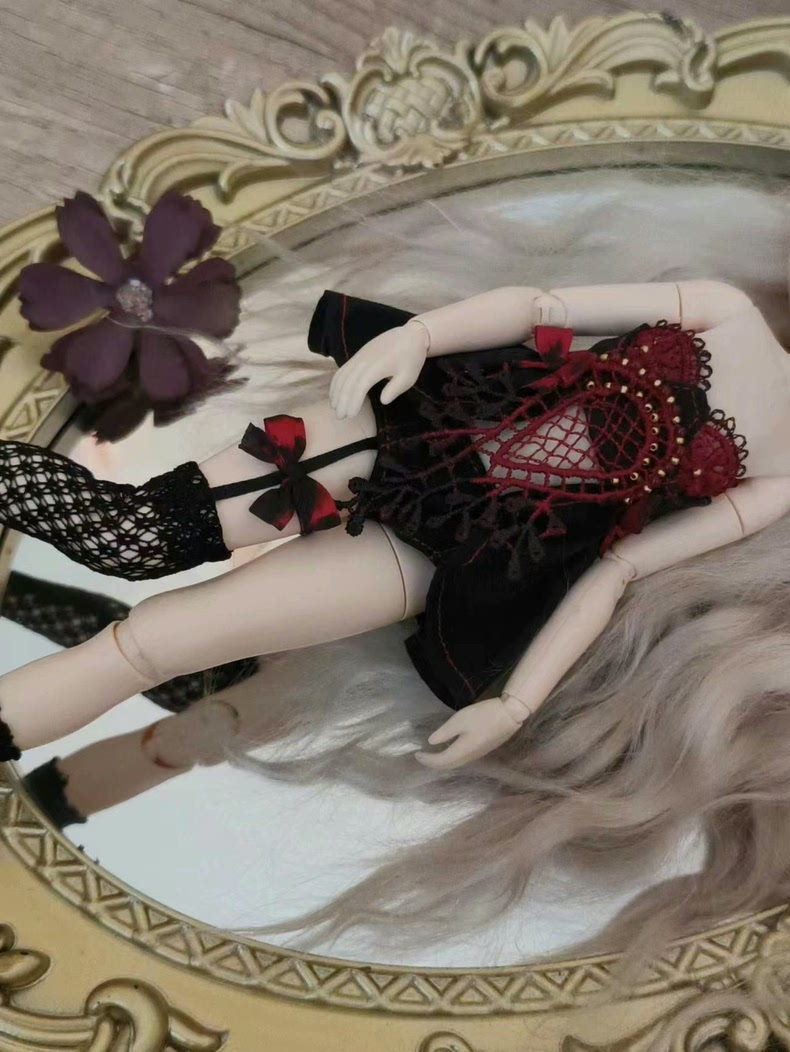 Gothic Blythe Doll Outfit: Dark Elegance with Lace & Velvet Ensemble - Image 5