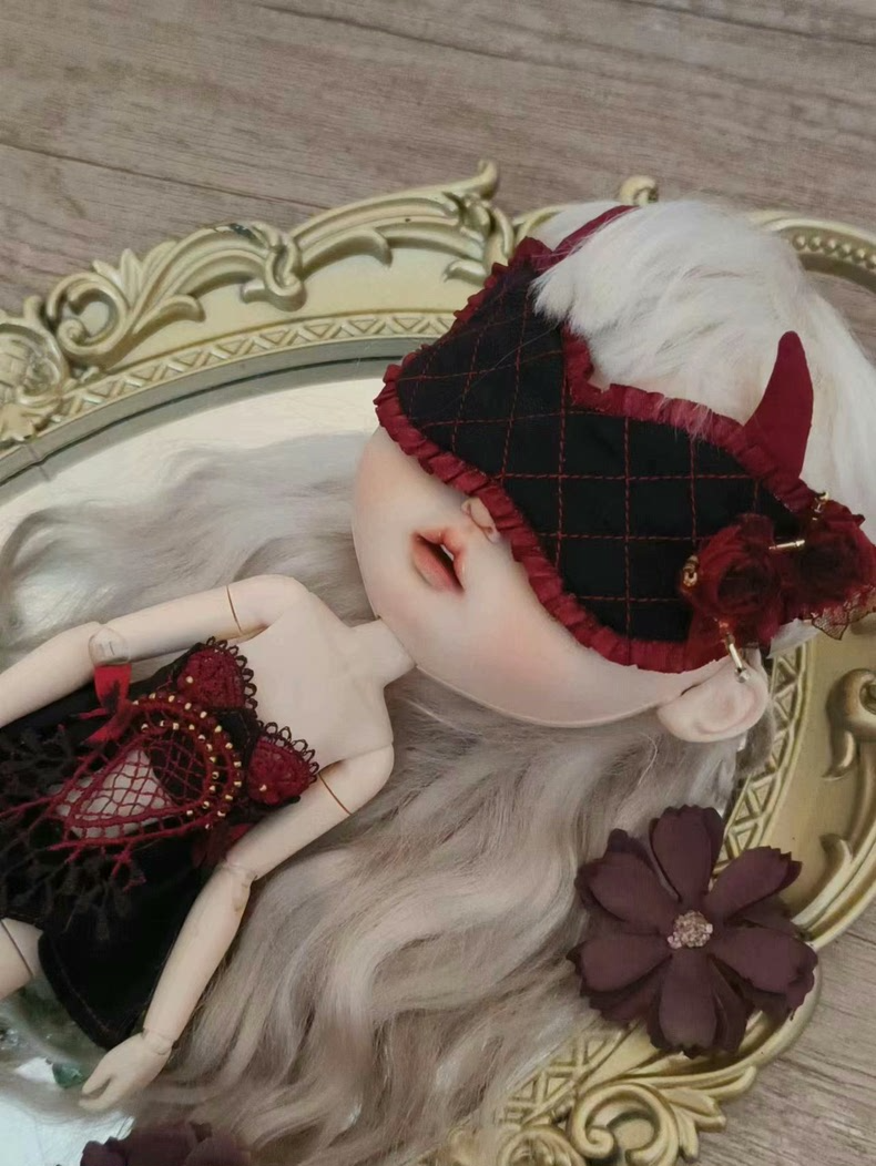 Gothic Blythe Doll Outfit: Dark Elegance with Lace & Velvet Ensemble - Image 6