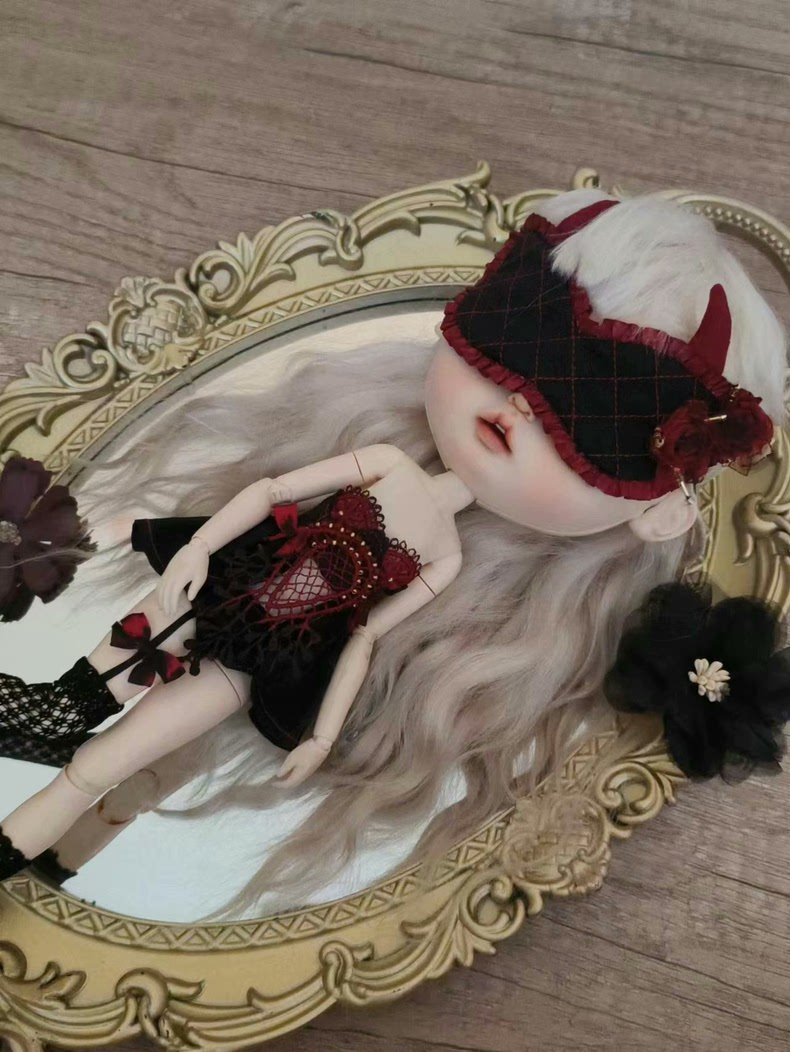 Gothic Blythe Doll Outfit: Dark Elegance with Lace & Velvet Ensemble - Image 7